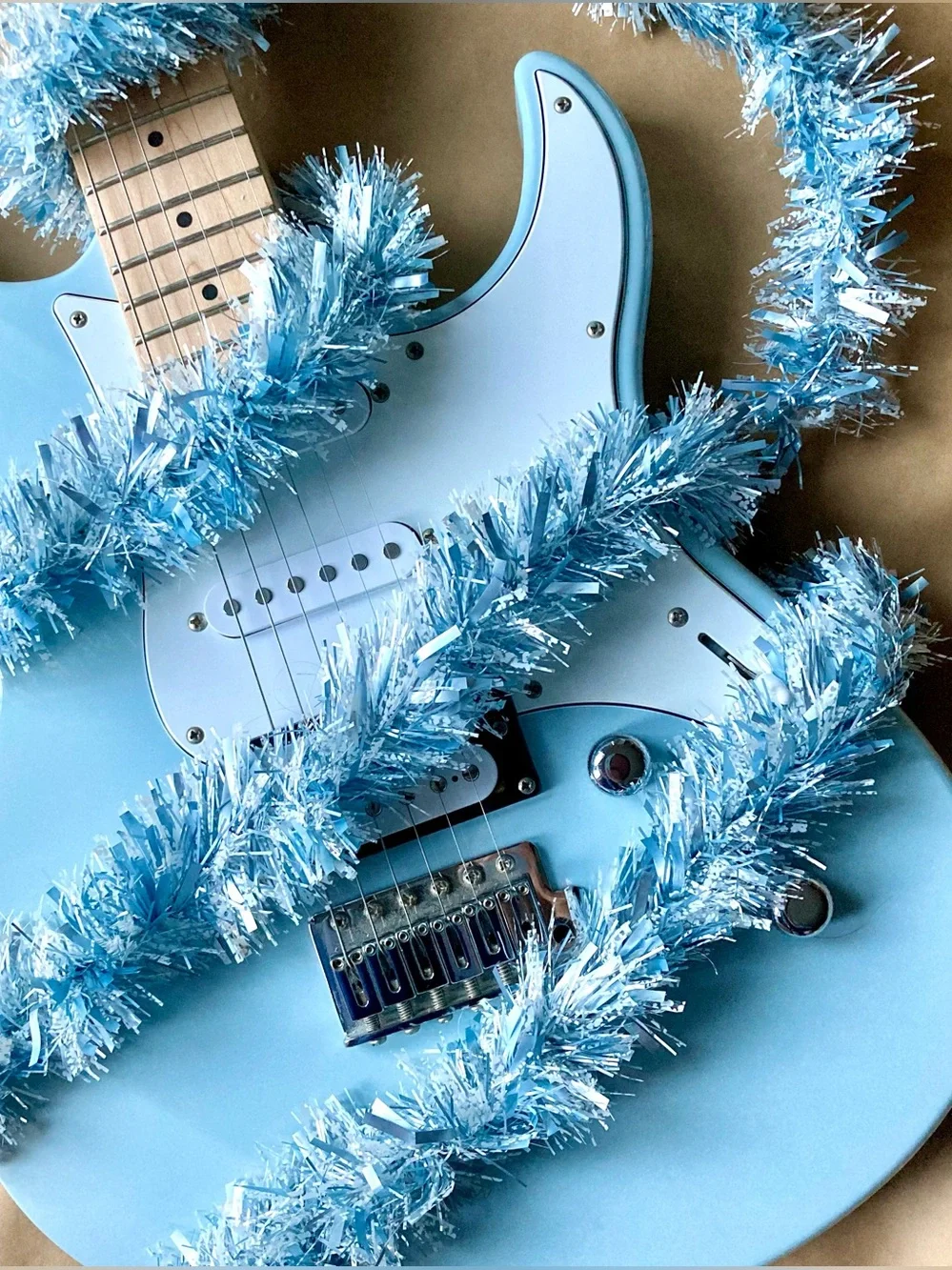.• Tinsel Tree Garland in Pearly Light Blue & White Shimmer